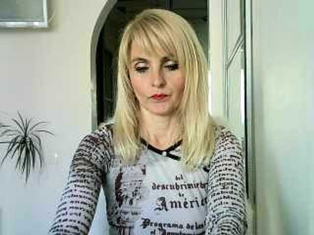 Фотографии Adrianessa29 I'll watch your cam for 30. Topless - 50. Naked - 200.