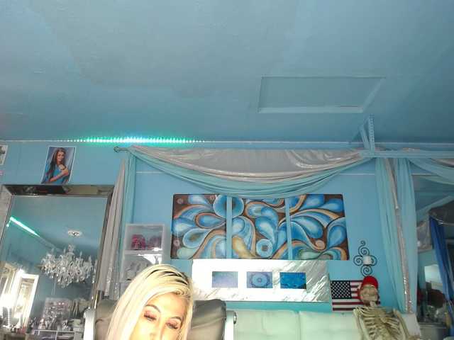 Скриншоты трансляции adrianna_fox