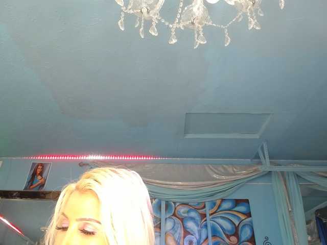 Скриншоты трансляции adrianna_fox