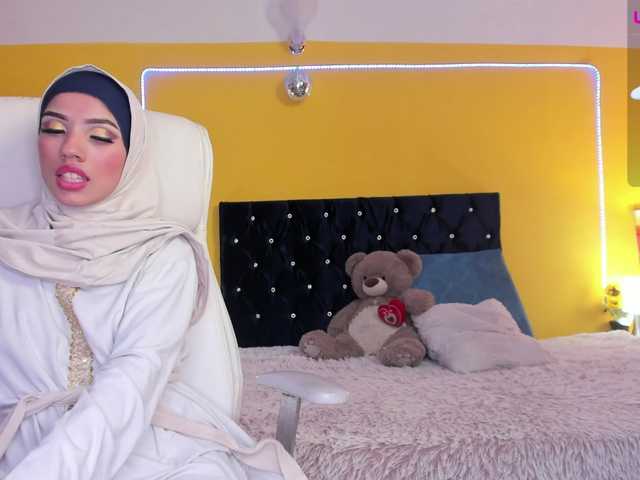 Скриншоты трансляции AishaFadel