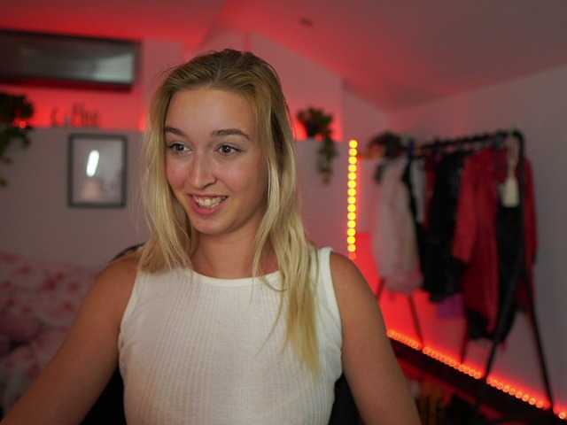 Фотографии AlexisTexas18 Hi! I am Alexis 19 yrs old teen, with perfect ass, nice tits and very hot sexy dance moves! Lets have fun with me! Water on my white T-shirt at goal!