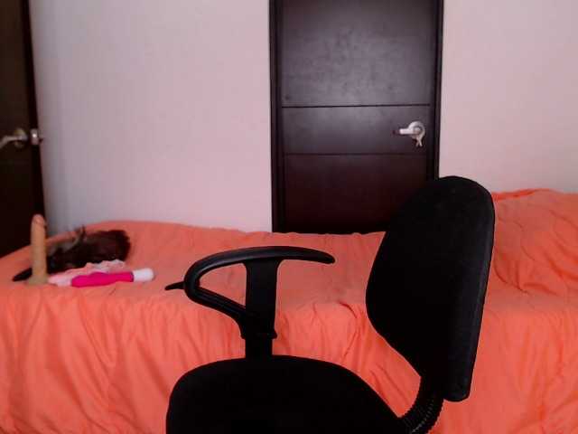 Lovense on! Squirt 55 tks/********+pics 300 tks/Controle lovense nora 10 min 310 tks/Plug in ass 40 tks/any flash 50 tks..