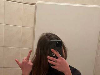 Эротический видеочат anirie_findom