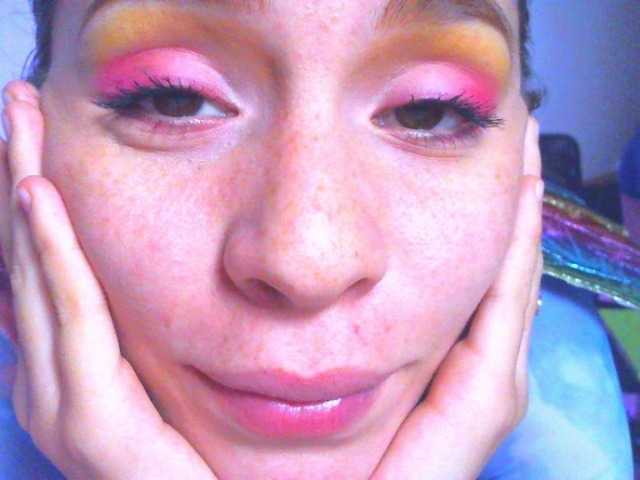 Скриншоты трансляции AshleyCyrus