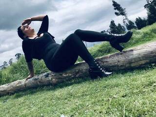 Эротический видеочат bella-devil