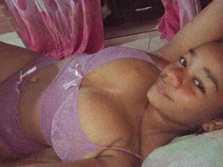 Эротический видеочат BellaaTrix