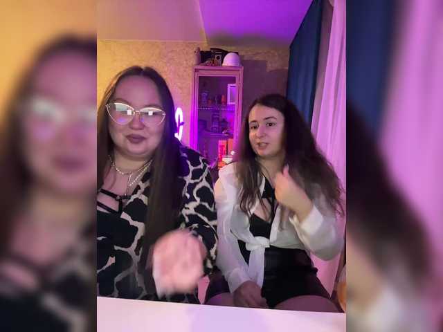 Сзади лежит мужчина девушки в белой рубашке(он тащится от Менсона) а я хочу радовать Вас,мои мужчинки)