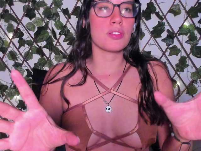 Скриншоты трансляции CoralineSanchez