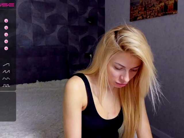Фотографии cuteblond122 Hi. I'm new here and I need fun and your attention and coins) I'm here for you)