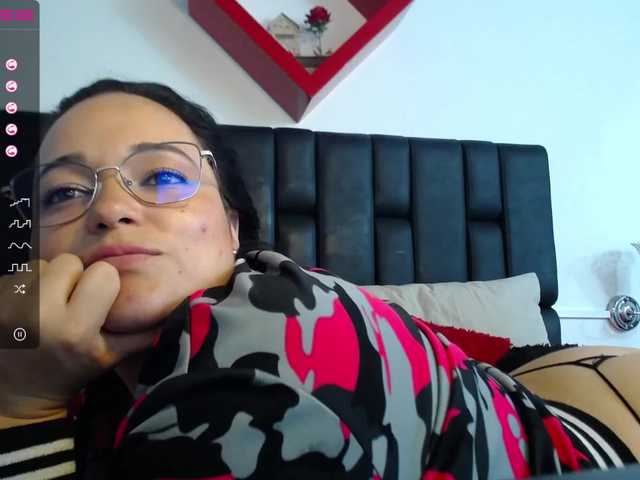 Скриншоты трансляции DanielaPaez