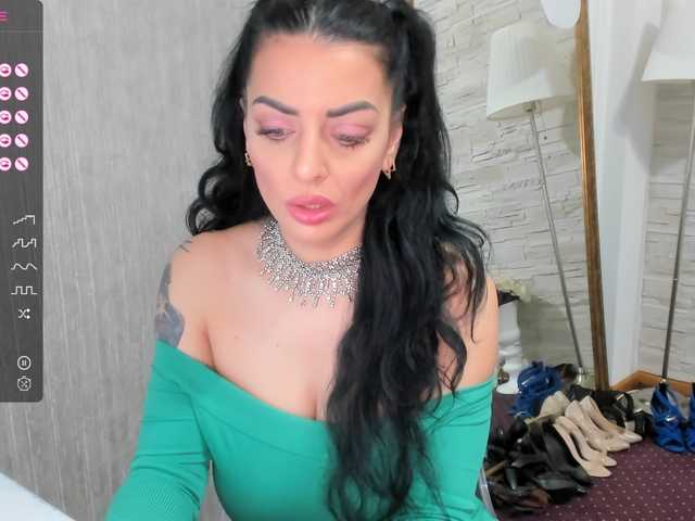 Фотографии ElisaBaxter Hot MILF!!Ready for some fun ? @lush ! ! Make me WET with your TIPS !#brunette #milf #bigtits #bigass #squirt #cumshow #mommy @lovense #mommy #teen #greeneyes #DP #mom