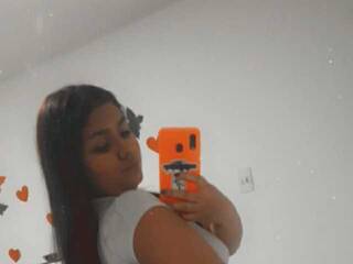 Эротический видеочат Emelyevans