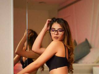 Эротический видеочат Emili-Roose