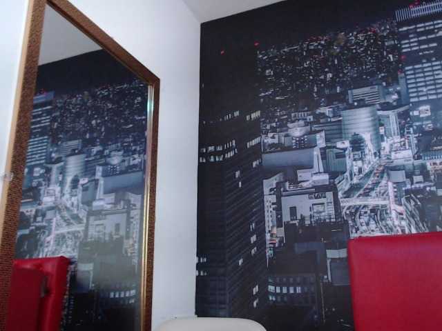 Фотографии hailyscot hello welcome to my living room #IamColombian #21years #brunette #longhair #naturalbody #single #height1.58 my god # blackeyes #smalltits