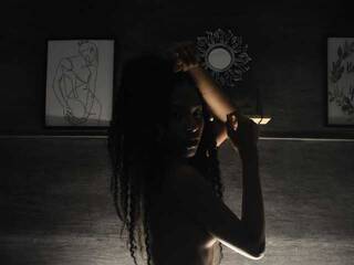 Эротический видеочат Hilary-9