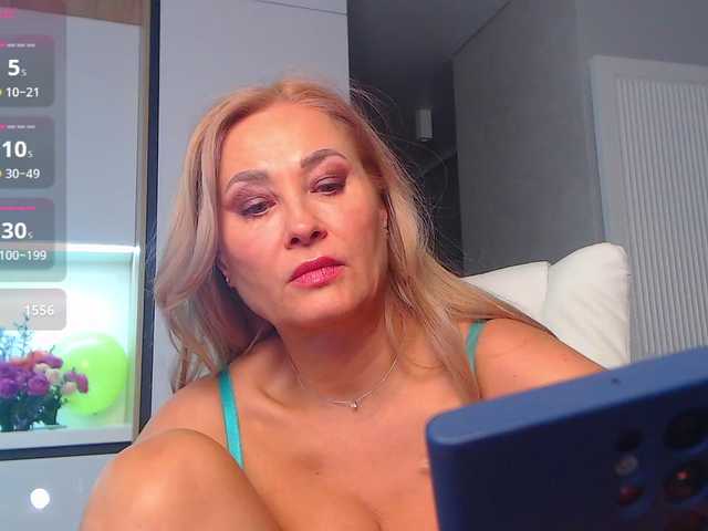 Скриншоты трансляции hold-me-tight