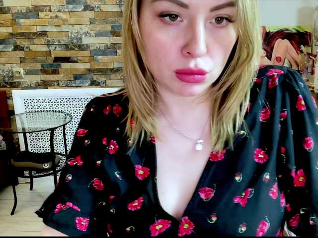 Скриншоты трансляции HollyDoll