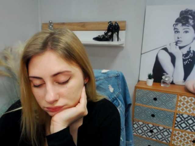 Скриншоты трансляции hottieLAURA