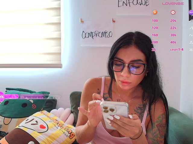 Скриншоты трансляции Juanita-Fox