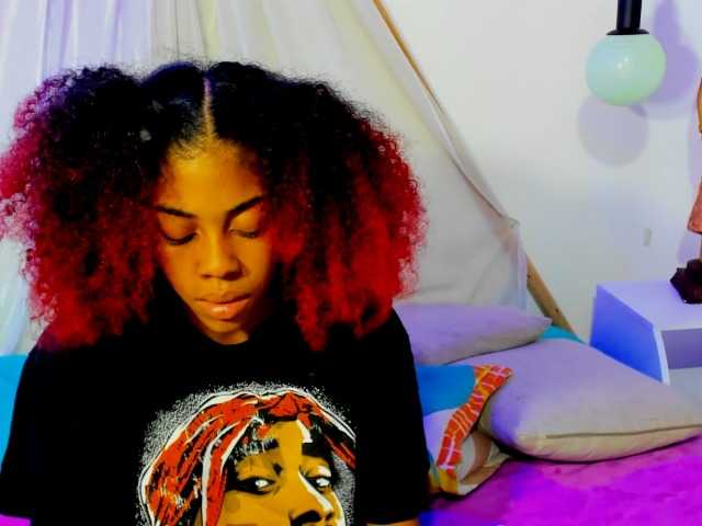 Скриншоты трансляции KhloeVega