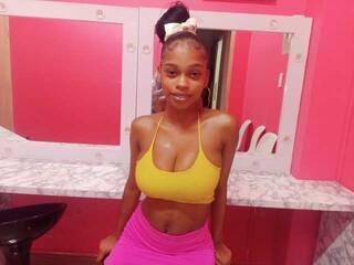 Эротический видеочат littleebonymommy