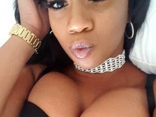 Эротический видеочат LovelyMiaB