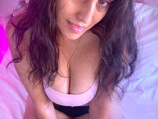 Эротический видеочат MaeMoore