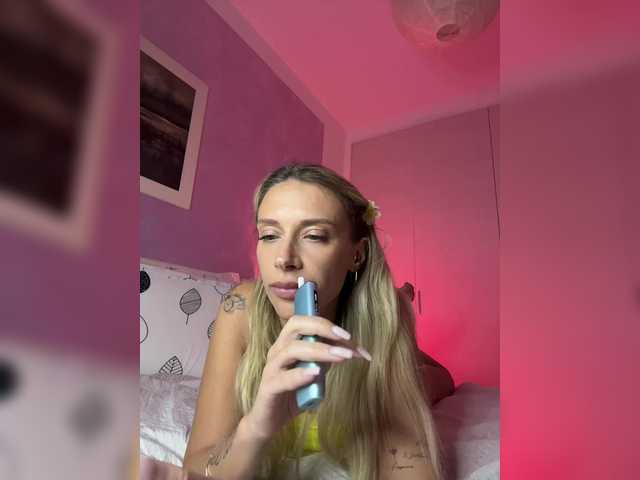 Скриншоты трансляции MerryBaby