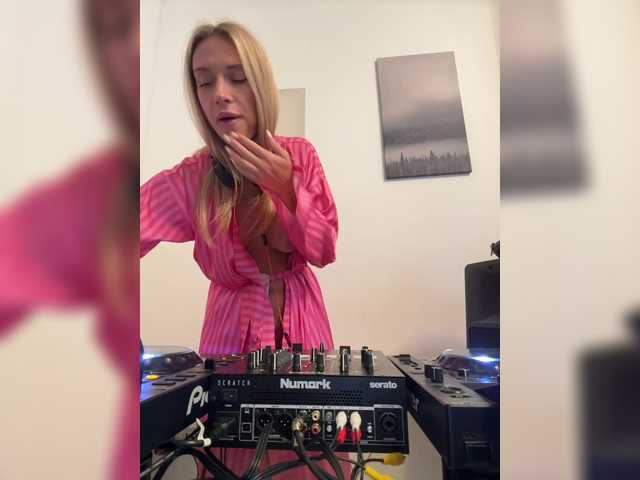 Скриншоты трансляции MerryBaby