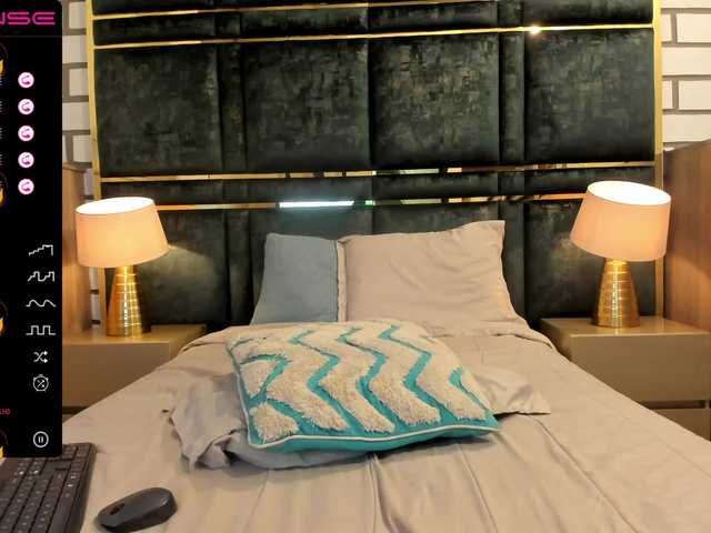 Скриншоты трансляции MiiaJones