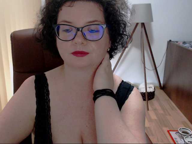 Фотографии MissTroublle have a great weekend!cum with me....tease me and ill tease you back!check tip menu for extra fun #milf #bigboobs #femdom #bbw #roleplay 1111