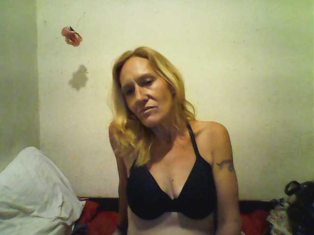 Фотографии mistresszoila Sexy Milf/Mistress wants to play...meow!!