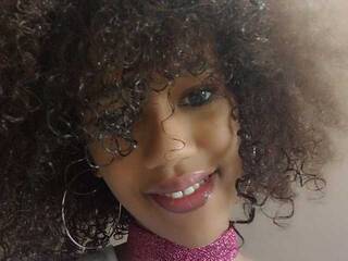 Эротический видеочат MoanaFrenchy