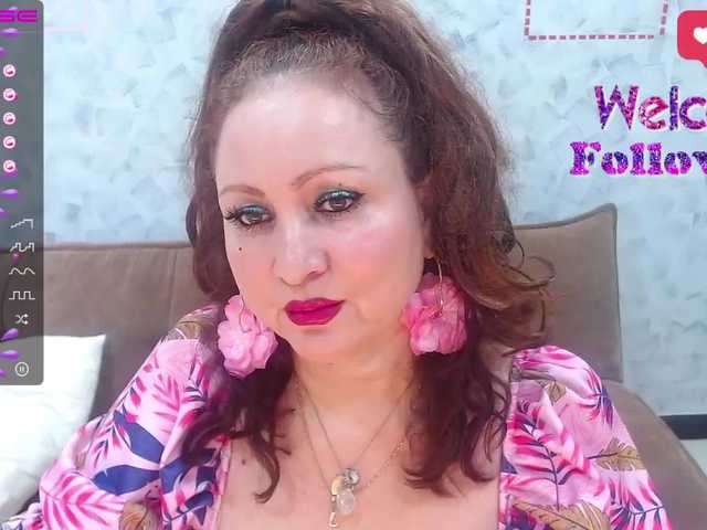 Фотографии MommyQueen Hi guys. Welcome ...my room. I am mommy queens. mature, I like. fantasy and kamasutra. let's go my goal 500 tk. #mature #deeptroat #blowjob #latina #new