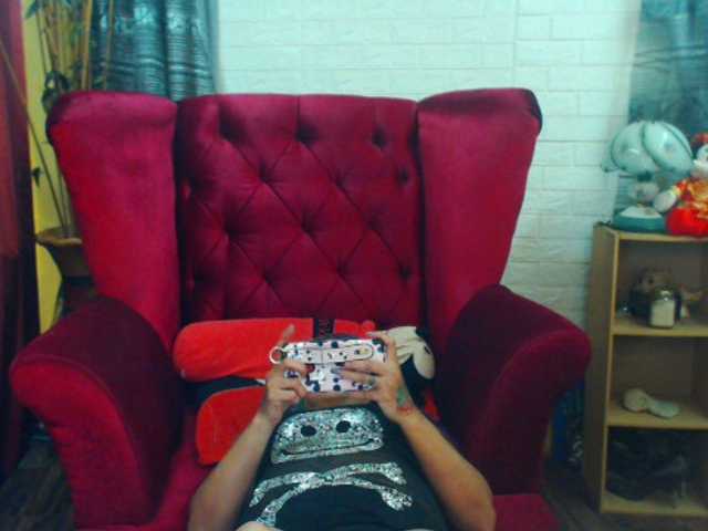 Скриншоты трансляции pinaynextdoor