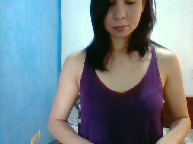 Скриншоты трансляции LivesAdrianne