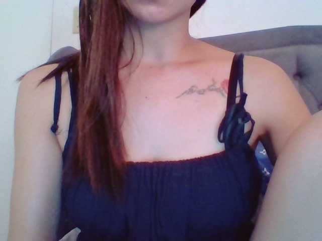 Скриншоты трансляции LivesAdrianne