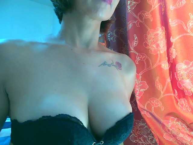 Скриншоты трансляции LivesAdrianne