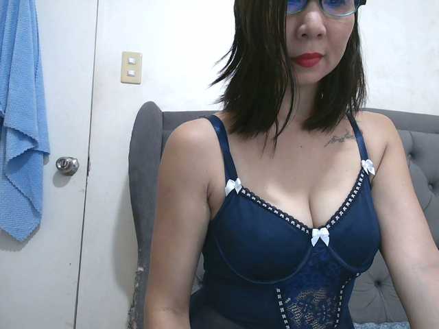 Скриншоты трансляции LivesAdrianne