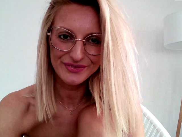 Фотографии RachellaFox Sexy blondie - glasses - dildo shows - great natural body,) For 500 i show you my naked body @remain