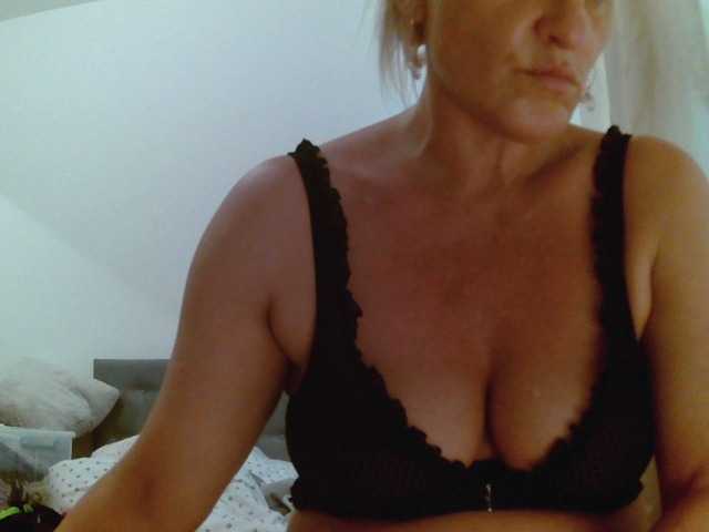 Фотографии Sandyforyou i am horny bitch . I love cocks. Wanna show my wet pussy??