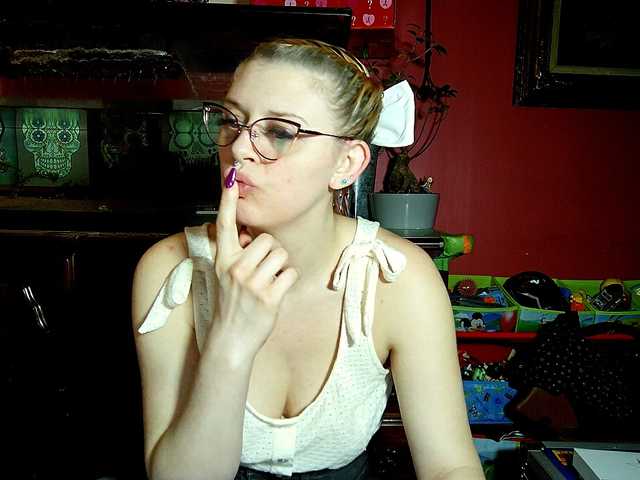 Скриншоты трансляции KinkyJawn