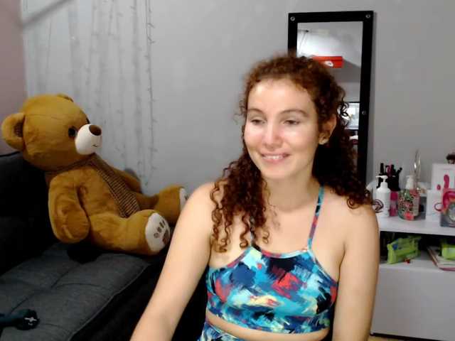 Фотографии VeronicaRusso hello guys enjoy with me 332 tokens to reach the goal Squirt Show