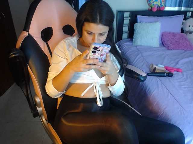 Фотографии Violetacampbe #plug anal 88 #​lovense #​squirt 400 #​latina #​young #​new #​ass #​pantyhose